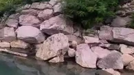 Si arrampica sui massi lungo il Piave per fare una foto, ma scivola: quindicenne muore schiacciata