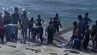 Flotilla, una delle imbarcazioni alla deriva raggiunge Gaza: decine di persone la trascinano a riva