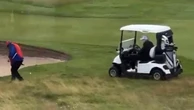 Trump bara a golf? Il mistero della pallina che scivola dalle mani del caddie vicino alla buca