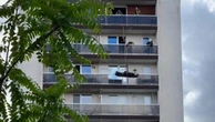 Anversa, incendio in condominio: i soccorritori calano le barelle dai terrazzi