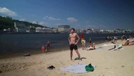 L'estate di Kiev tra caldo record e guerra: tutti in spiaggia in città, in riva al Dnipro