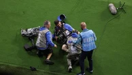 Il cameraman viene colpito dal difensore dell’Uzbekistan e rimane a terra: intervengono i medici