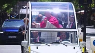 Spagna, l'omaggio di Papa Leone alla "Gen Alfa": saluta la folla dalla papamobile con il meme "6-7"