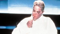 Basic instinct, la spogliarellista, l’ossigeno, le mutandine: le curiosità sul cult che torna in tv