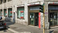 Resta bloccato di notte dentro il caveau di una banca: indagano i carabinieri