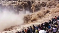 La potenza della cascata Hukou sul Fiume Giallo: onde d'acqua e folla di turisti, limite a 30mila visitatori
