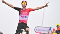 Tour, Arensman vince a Superbagnères. Vingegaard attacca Pogacar, ma perde la volata per il 2° posto