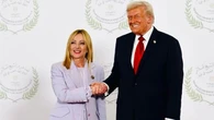 Siparietto tra Meloni e Trump: “Sei bellissima”. E Erdogan le dice: “Devi smettere di fumare”
