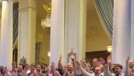 La Fenice, gli orchestrali escono dal teatro tra gli applausi dei veneziani