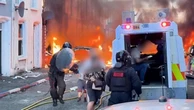 Belfast, caccia allo straniero: famiglie di migranti lasciano case in fiamme scortate dalla polizia