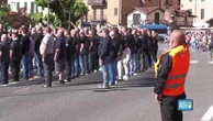 Dongo, il presente e i saluti fascisti. Gli antifascisti lanciano palloncini di sterco
