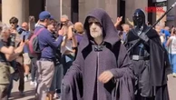Jedi e spade laser nel centro di Milano: la parata dei fan per lo Star Wars day