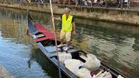 Milano, volontari ripuliscono 500 metri di sponda del Naviglio Grande: portati via in gondola 12 sacchi di rifiuti