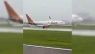 Giacarta, l'aereo atterra tra le raffiche di vento: le immagini della tragedia sfiorata