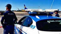 Violenze, abusi e umiliazioni sui figli della compagna: arrestato in aeroporto a Brindisi