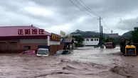 Alluvioni a Pechino, l'acqua investe la casa di cura: anziani in trappola salvati dai pompieri