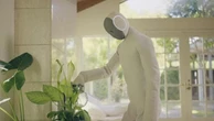 Gli umanoidi entrano in casa: ecco Neo, robot per le faccende domestiche da 17mila euro