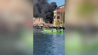 Venezia, un barcone prende fuoco nel Canal Grande. Colonna di fumo nero visibile da tutta la città