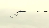 Anchorage, un bombardiere B-2 sorvola la base militare all'arrivo di Putin e Trump