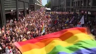 Berlino: bandiere, carri, musica e una "marea umana" alla festa del Pride