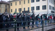 Saluti romani a Dongo, gli antifascisti cantano “Bella ciao”