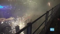Corteo anti Olimpiadi, battaglia a Milano: fuochi d'artificio contro idranti della polizia