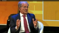 Prodi: "Ci comportiamo come servi di fronte a Trump"