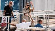 Angelina Jolie, look easy-chic e tatuaggi per l’arrivo a Venezia, dove è atteso anche Brad Pitt