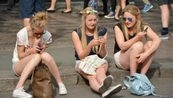Adolescenti: aumenta il rischio di ansia e depressione se passano più di 3 ore al giorno sui social