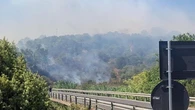 Sardegna, incendio a Orosei: evacuate case e un resort, chiusa per ore al traffico la Statale 125