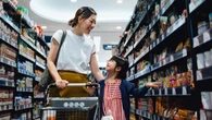 Consumi, pesano incertezza e inflazione: per gli italiani acquisti più selettivi ed essenziali