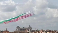 Le Frecce Tricolori sorvolano l'Altare della Patria per la Festa della Repubblica