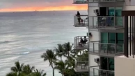 Allerta tsunami a Honolulu, i turisti scrutano l'oceano dai balconi dell'hotel