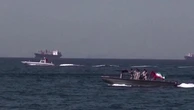 Hormuz, le immagini delle navi che attraversano lo stretto con la scorta dei pasdaran
