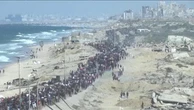 Gaza, migliaia di palestinesi in cammino verso il Nord: la lunga marcia per tornare a casa