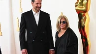Coppie da Oscar 2024: Gigi Hadid non c'è, Bradley Cooper sul red carpet con la mamma