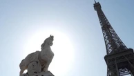 Parigi, la torre Eiffel chiusa per troppo caldo: sconcerto e code tra i turisti