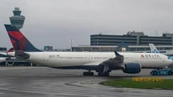 Volo Delta colpito da forti turbolenze: 25 passeggeri feriti, costretto a atterrare