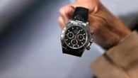 Finge di conoscerlo e gli porta via il Rolex da 20 mila euro davanti all’ingresso del San Raffaele