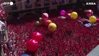 Spagna, a Pamplona in migliaia in piazza per il "chupinazo": al via la festa di San Firmino