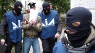 Dia, alleanza tra mafie per la gestione di armi e droga. Cellulari nelle carceri inviati con droni