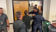 Usa, il senatore democratico Padilla portato via a forza dalla conferenza stampa di Kristi Noem