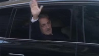Parigi, Sarkozy saluta i sostenitori dall'auto scortata: il corteo blindato lo accompagna in prigione
