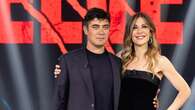 Scamarcio a “Belve” divide. Benedetta Porcaroli con ironia: “Non distraetemi, sto stirando”