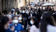 Covid, via le mascherine all'aperto. Ma gli esperti avvertono: "Se i contagi risalgono costretti a rimetterle"