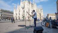 La protesta degli artisti di strada a Milano: 