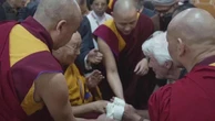 Il Dalai Lama benedice i fedeli: tra loro anche Richard Gere. Il 6 luglio compirà 90 anni.