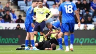 Incredibile a Leicester: arbitro ko per una gomitata involontaria, Vardy fischia al posto suo