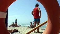 Bagnino picchiato in spiaggia per vendetta dai famigliari della ex: “C’era anche sua madre”