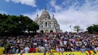 Migliaia di persone a Parigi in attesa del passaggio del Tour de France. Montmartre è in festa
